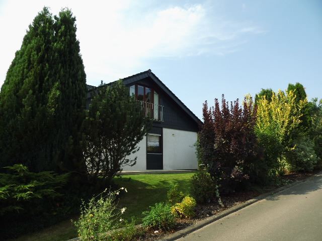 Schönes gepflegtes Einfamilienhaus mit großem Grundstück, Terrasse, Panoramablick und vielen Extras - Vorderansicht